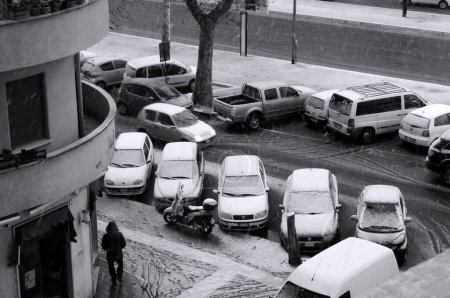 Téléchargez les photos : Voitures dans la rue après les chutes de neige - en image libre de droit