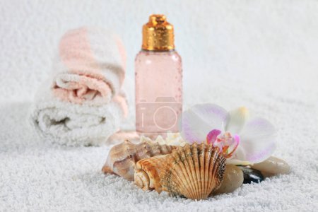 Foto de Botella con aceite de masaje en la toalla - Imagen libre de derechos