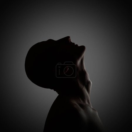 Téléchargez les photos : Creepy Silhouette, homme posant en studio - en image libre de droit