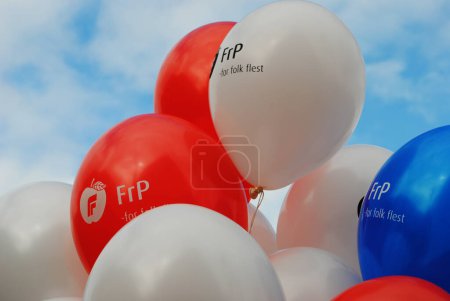 Téléchargez les photos : Ballons FrP sur fond de ciel bleu - en image libre de droit