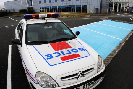 Téléchargez les photos : French police car on street - en image libre de droit