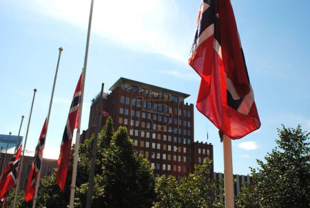 Téléchargez les photos : "Drapeaux norvégiens devant le bureau du Parti travailliste" - en image libre de droit