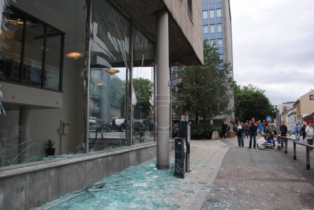 Téléchargez les photos : Dommages après une attaque terroriste - en image libre de droit