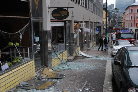 Téléchargez les photos : Rue endommagée par une bombe terroriste - en image libre de droit