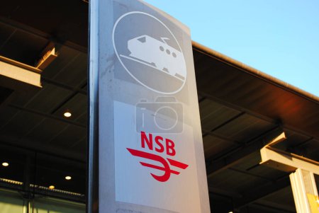 Téléchargez les photos : Panneau NSB à la gare centrale d'Oslo - en image libre de droit