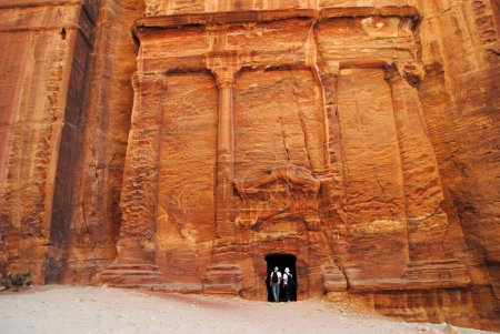 Foto de Vista panorámica de los turistas en Petra, Jordania - Imagen libre de derechos