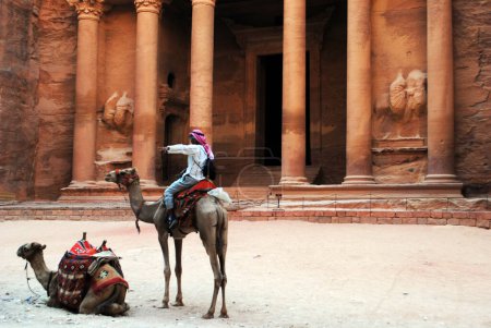 Foto de Camellos frente a Al Khazneh, Petra - Imagen libre de derechos
