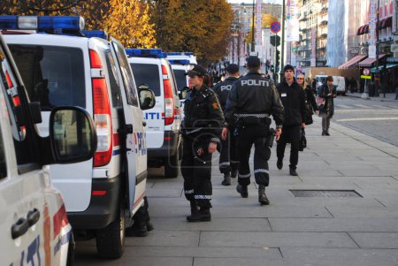 Téléchargez les photos : Police norvégienne dans la rue - en image libre de droit