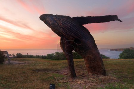 Téléchargez les photos : Brèche dans la sculpture de baleine en bois - en image libre de droit