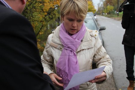 Téléchargez les photos : Le candidat à la mairie de Khimki chef de l'opposition Evgeniya Chirikova lit la plainte d'un observateur observant une violation de la politique sur les élections - en image libre de droit