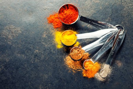 Téléchargez les photos : Épices colorées dans des cuillères en métal - en image libre de droit