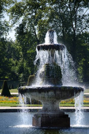 Téléchargez les photos : Fontaine au château de Fontainbleau - en image libre de droit