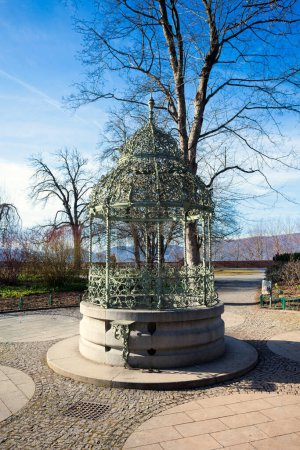 Téléchargez les photos : Puits d'eau sur la colline Schlossberg à Graz - en image libre de droit