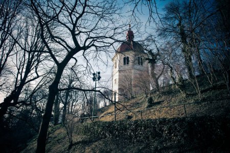 Foto de Vista de la torre Glockenturm en la colina de Schlossberg, Graz - Imagen libre de derechos