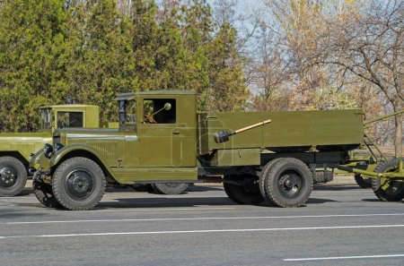 Téléchargez les photos : Camion militaire rétro sur route - en image libre de droit