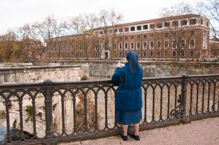 Foto de Mujer católica en vestido azul - Imagen libre de derechos