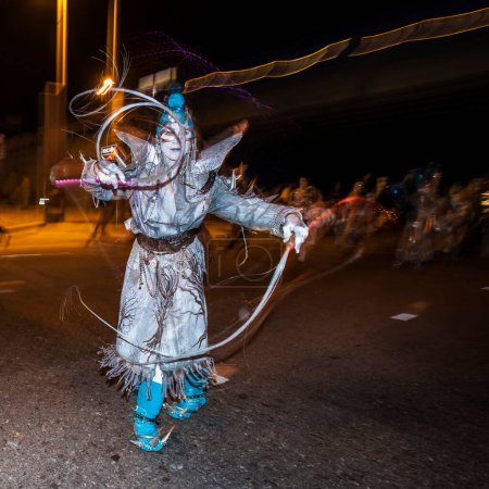 Téléchargez les photos : Interprète de rue en argent à la procession Dia De Los Muertos - en image libre de droit