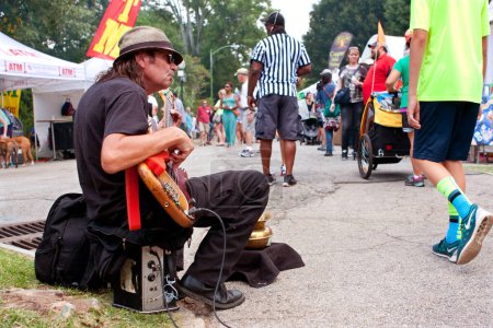 Téléchargez les photos : Homme Strums basse guitare pour conseils au festival des arts - en image libre de droit