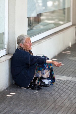 Téléchargez les photos : Mendiant sur la rue de la ville - en image libre de droit