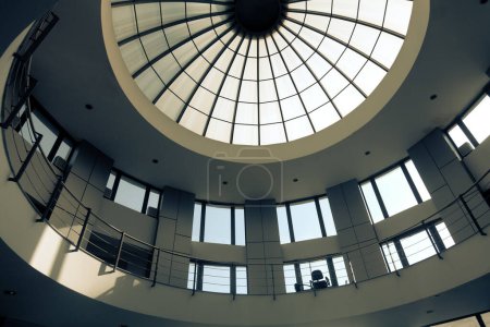 Téléchargez les photos : Bâtiment moderne avec plafond en verre - en image libre de droit