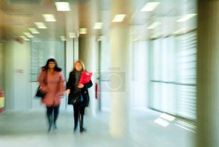 Téléchargez les photos : Les gens d'affaires marchant dans le bureau moderne - en image libre de droit
