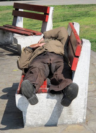 Téléchargez les photos : Sommeil sans-abri sur le banc - en image libre de droit