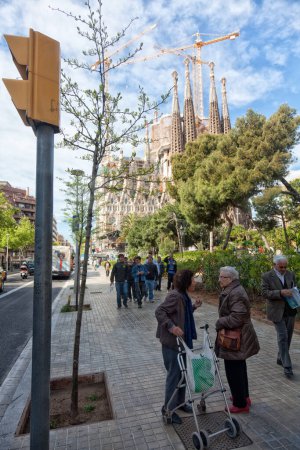 Téléchargez les photos : Touristes admirant l'extérieur de la Sagrada Familia - en image libre de droit