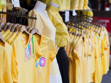 Téléchargez les photos : Chemises jaunes pour l'anniversaire du roi - en image libre de droit