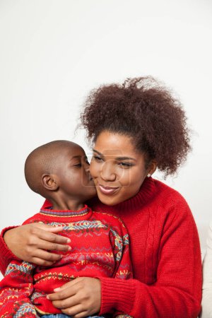 Téléchargez les photos : African american boy kissing his mother - en image libre de droit