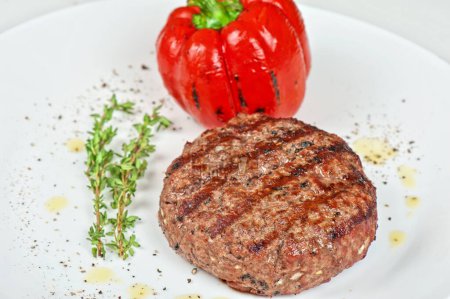 Téléchargez les photos : Délicieux steak de boeuf et paprika - en image libre de droit