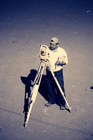 Téléchargez les photos : Un géomètre au travail avec un réflecteur infrarouge utilisé pour la distance - en image libre de droit
