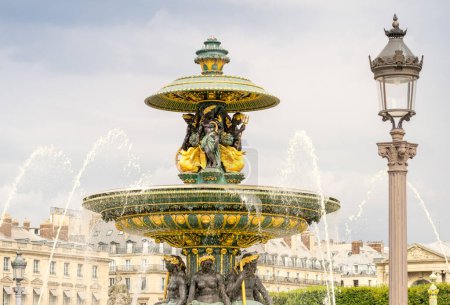 Téléchargez les photos : Fontaine Place de la Concorde - Paris, France - en image libre de droit