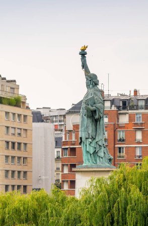 Téléchargez les photos : La Statue de la Liberté au milieu du paysage urbain parisien - en image libre de droit
