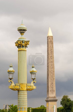 Téléchargez les photos : Obélisque place de la Concorde contre un ciel nuageux - Paris - en image libre de droit