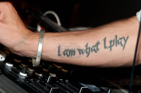 Téléchargez les photos : Vue de l'avant-bras tatoué - en image libre de droit