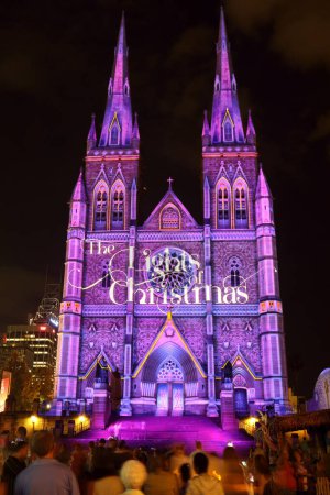 Téléchargez les photos : Affichage des lumières de Noël Cathédrale St Marys Sydney - en image libre de droit
