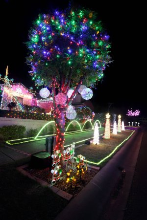 Téléchargez les photos : Lumières de Noël magiques Décorations sur la maison pendant les vacances de Noël - en image libre de droit