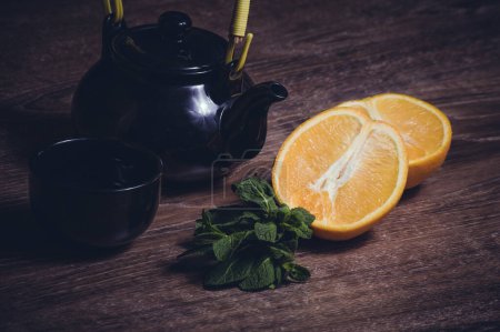 Téléchargez les photos : Thé à l'orange et à la menthe servi en tasse - en image libre de droit