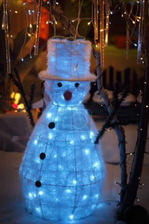 Téléchargez les photos : Snowman neige affichage de Noël avec des lumières scintillantes pays des merveilles - en image libre de droit