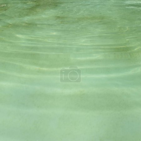 Foto de Agua verde con fondo de olas - Imagen libre de derechos