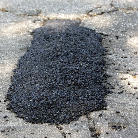 Foto de Pothole Patch en camino de asfalto, de cerca - Imagen libre de derechos