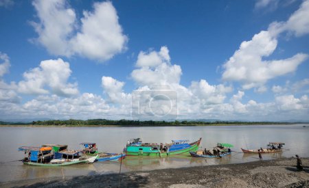 Téléchargez les photos : Déchargement de bateaux à Lay Myo River, Myanmar - en image libre de droit