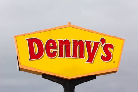 Téléchargez les photos : Denny's Restuarant Sign, fermer - en image libre de droit