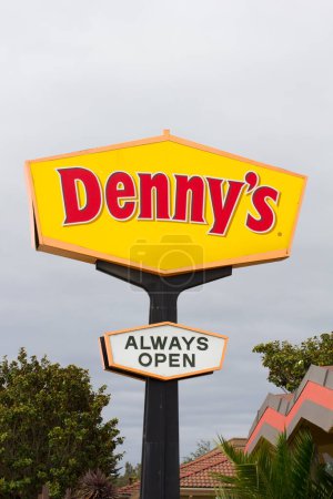 Téléchargez les photos : Denny's Restuarant Sign, fermer - en image libre de droit