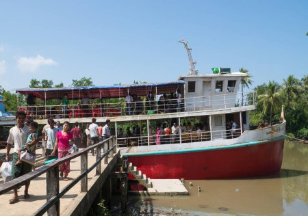 Téléchargez les photos : Passager ferry à Mrauk U, Myanmar - en image libre de droit