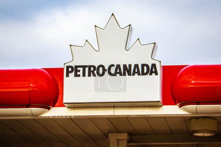 Téléchargez les photos : Le panneau Petro Canada - en image libre de droit