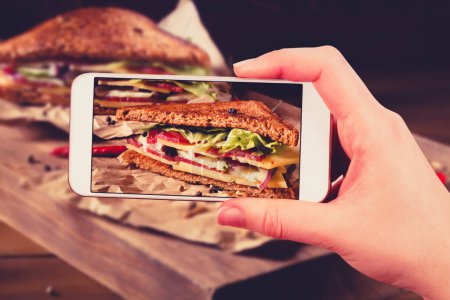 Foto de Uso de teléfonos inteligentes para tomar fotos de club sándwich con instagram - Imagen libre de derechos