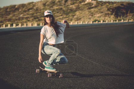 Foto de Skater chica haciendo dowhill - Imagen libre de derechos