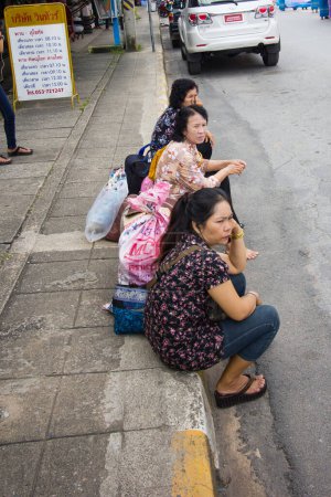Téléchargez les photos : Les gens attendent le bus - en image libre de droit