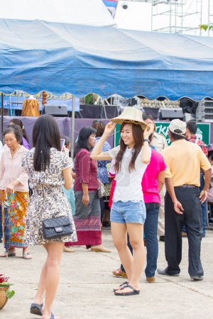 Téléchargez les photos : Thaïlandais au marché thaïlandais - en image libre de droit